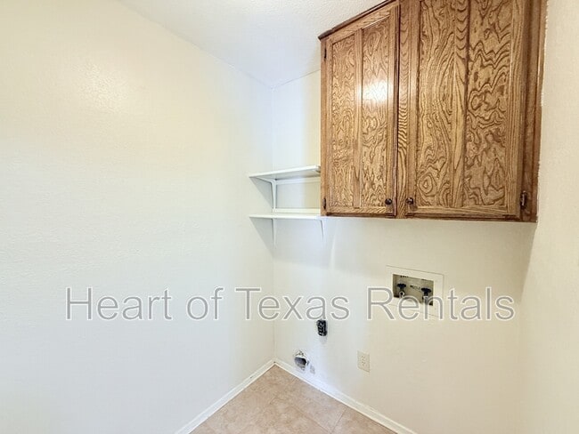 Building Photo - 2410 Comanche Trl