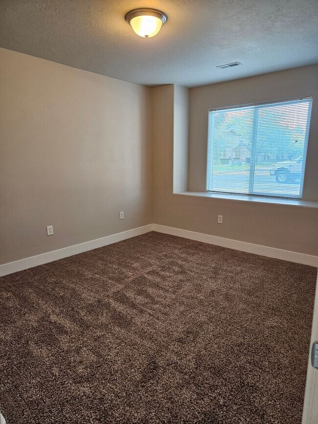 Building Photo - AVON16698