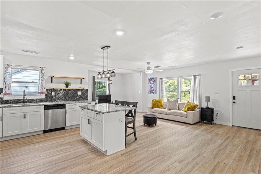 Building Photo - Room in House on Peeples St SW