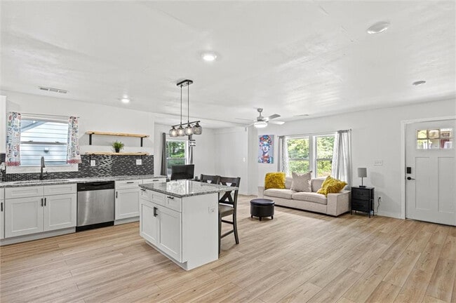 Building Photo - Room in House on Peeples St SW