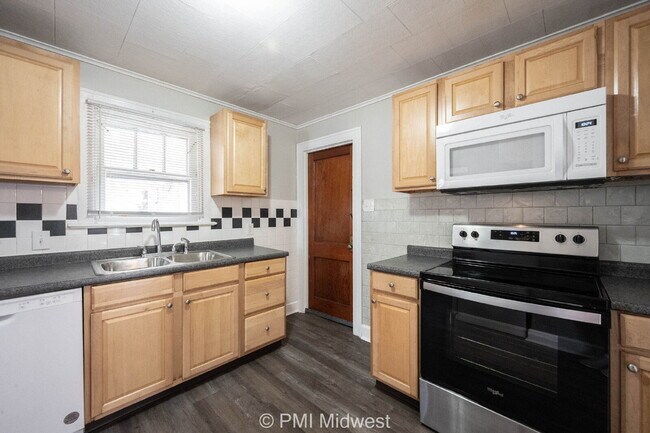 Building Photo - "Charming 2-Bedroom Retreat in Heart of In...