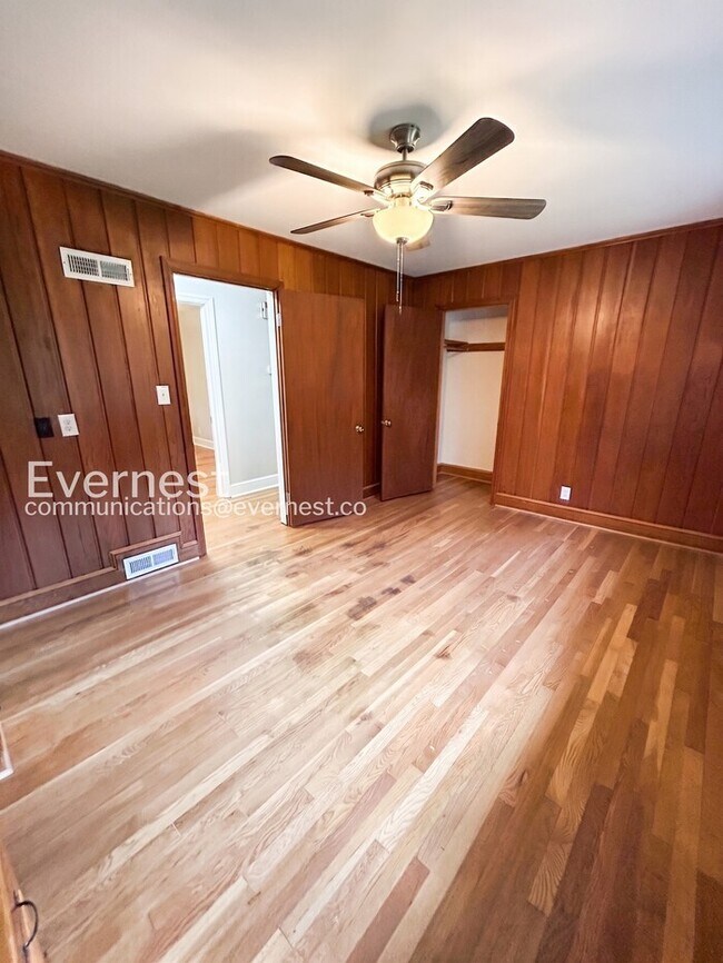 Building Photo - 112 Tabor St