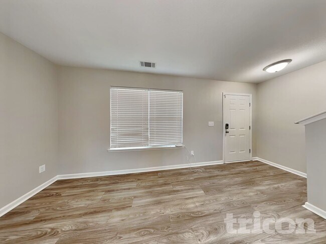 Building Photo - 2831 Village Center Dr