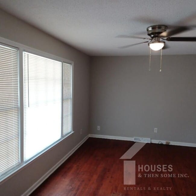 Building Photo - 218 Singing Woods Ln