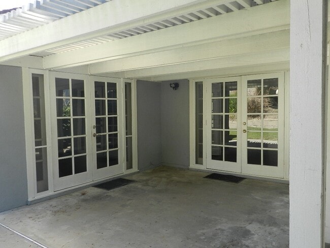Building Photo - WONDERFUL SINGLE STORY HOUSE WITH LARGE YARD, GREAT LOCATION!