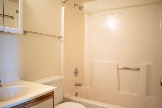 Building Photo - 4 bedroom 2 bath apartment with washer and...