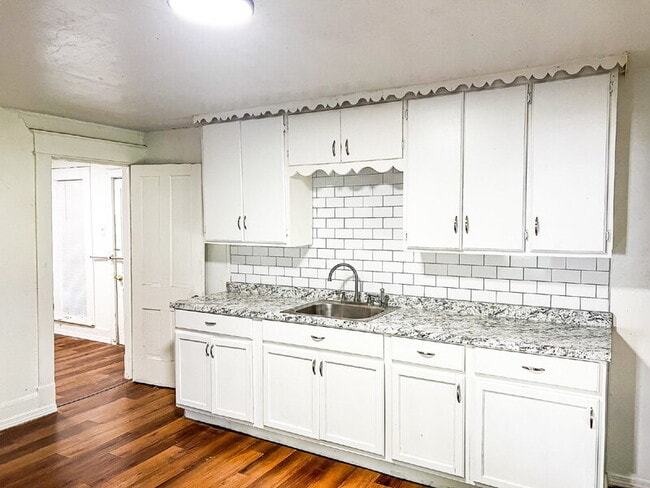 Primary Photo - 307 S Rosehill Ave