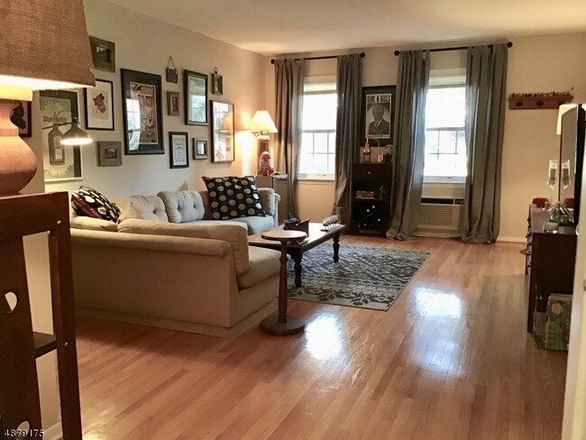 Building Photo - 132 Claremont Rd