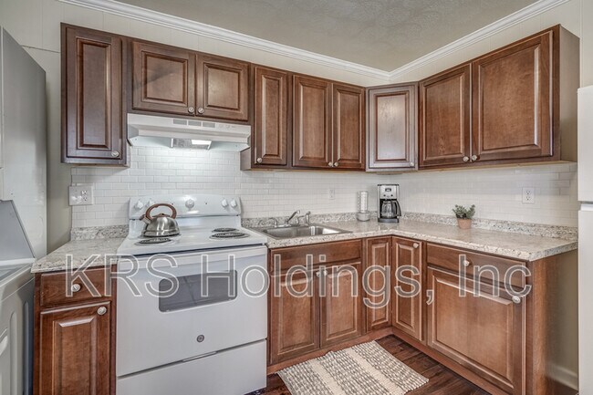 Building Photo - 3147 Parkdale Rd