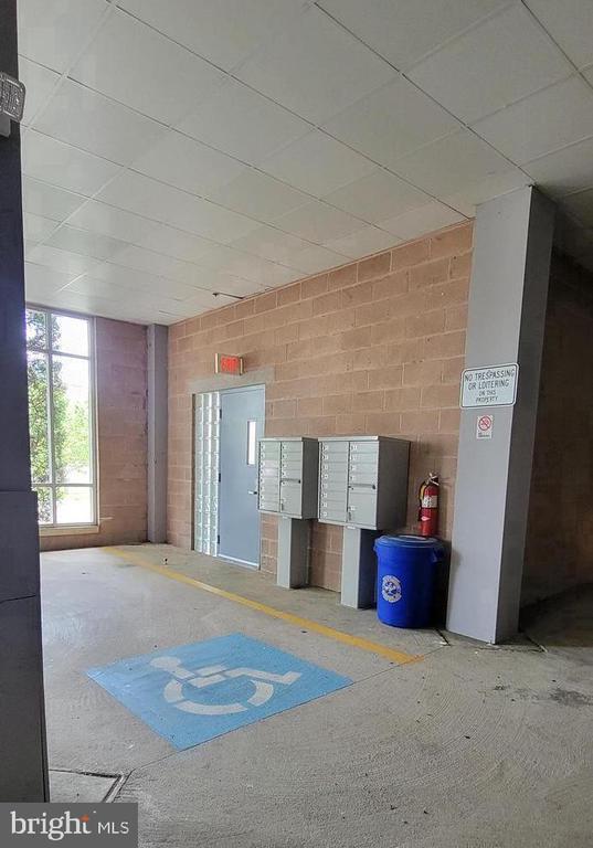 Building Photo - 75 Maple St