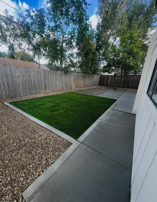 Building Photo - 152 Cuesta Dr