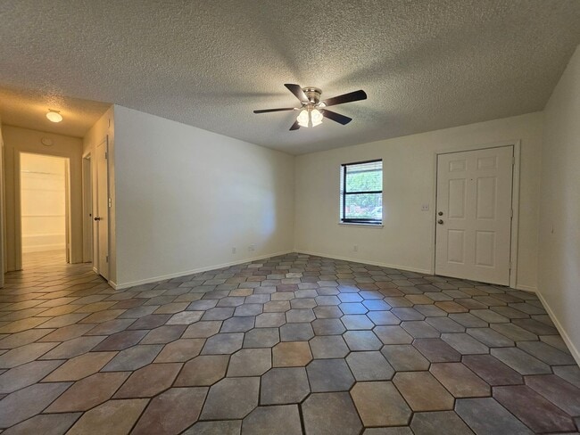 Building Photo - 3 bedroom home in Tecumseh!