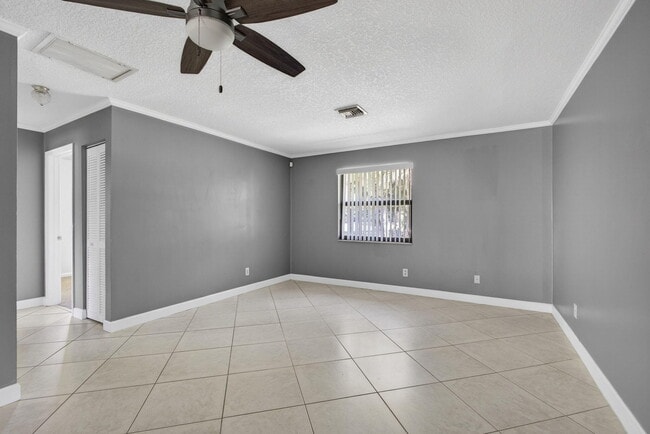 Building Photo - 7107 181st Ct N