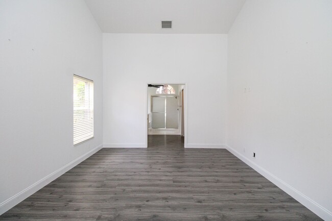 Building Photo - ***ANNUAL UNFURNISHED RENTAL***NEWLY RENOV...