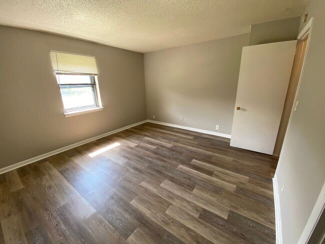 Building Photo - Lovely 1 bedroom condo in South Nashville! Private Balcony!