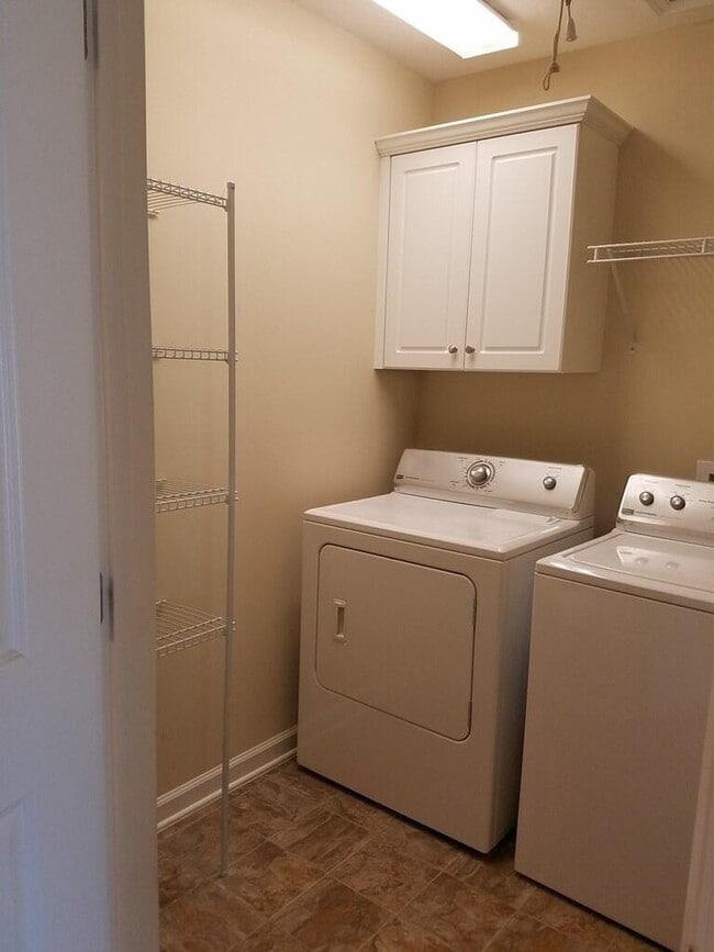 Building Photo - 460 Strutter Trail