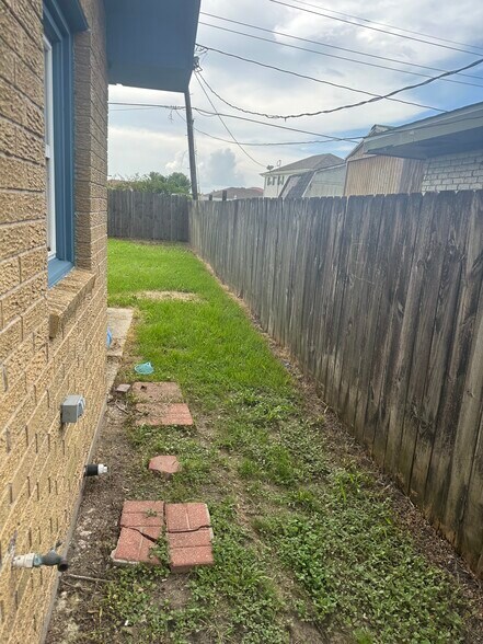 Building Photo - 729 Kenney St