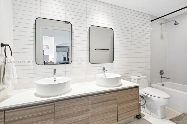 Building Photo - 121 NE 34th St