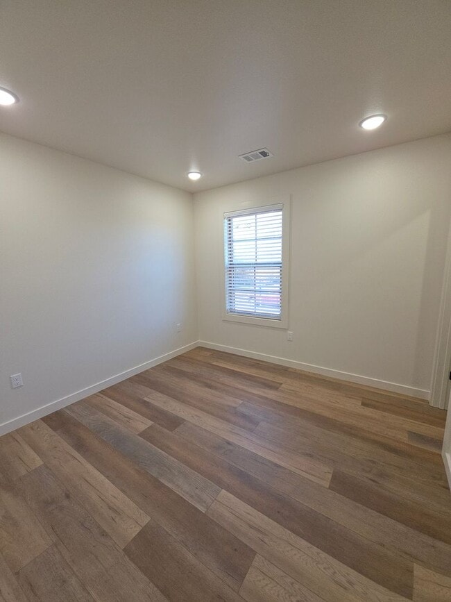 Building Photo - 703 W 12th St