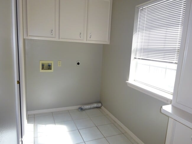 Building Photo - 2420 Stone Hollow Dr