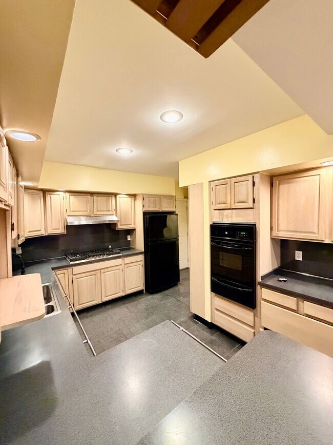 Building Photo - 3 bed 2.5 bath in Port Richmond with Garag...