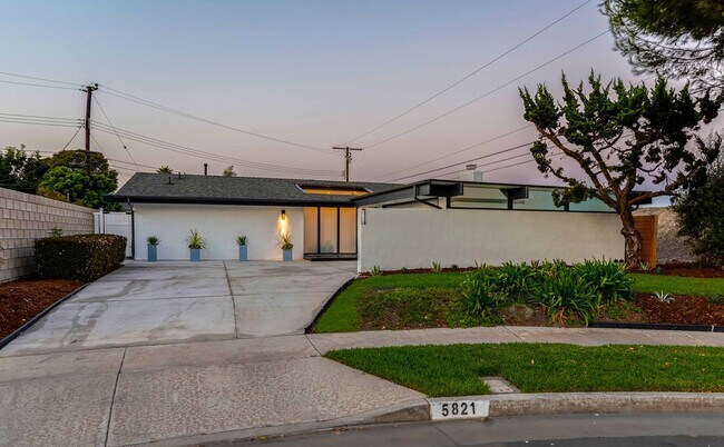 Building Photo - 5821 View Cir