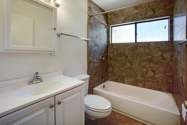 Building Photo - Bright 3-Bedroom Home Near Tucson’s Best A...