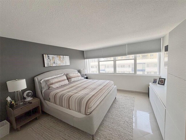 Building Photo - 3140 S Ocean Dr