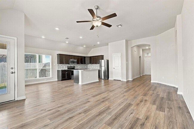Building Photo - 808 Fallbrook Dr