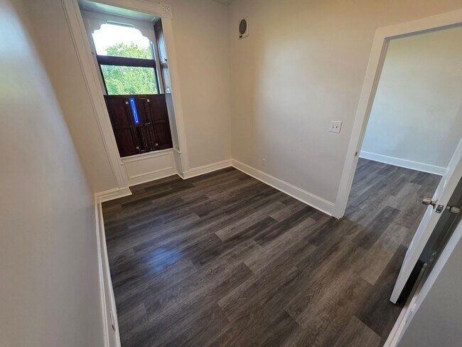Building Photo - Newly Renovated 2 Bedroom Apartment - Poug...