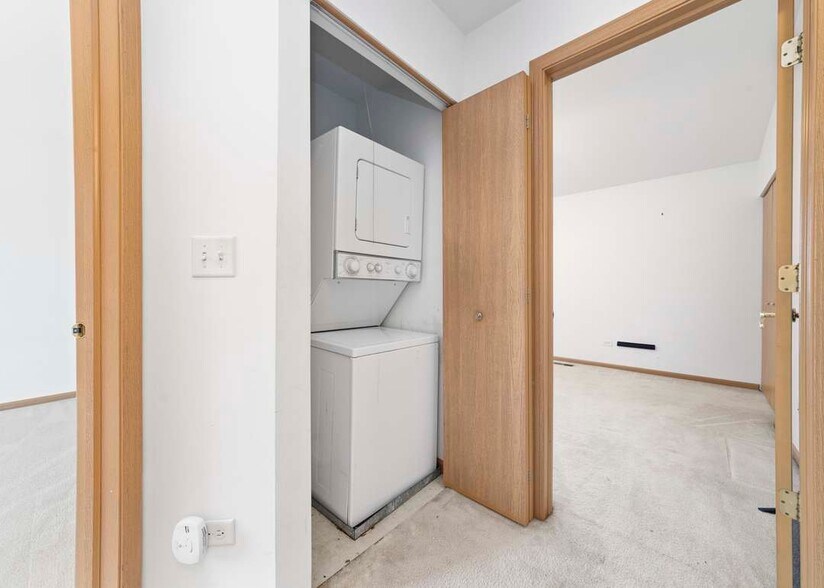 Building Photo - 2611 Canyon Dr