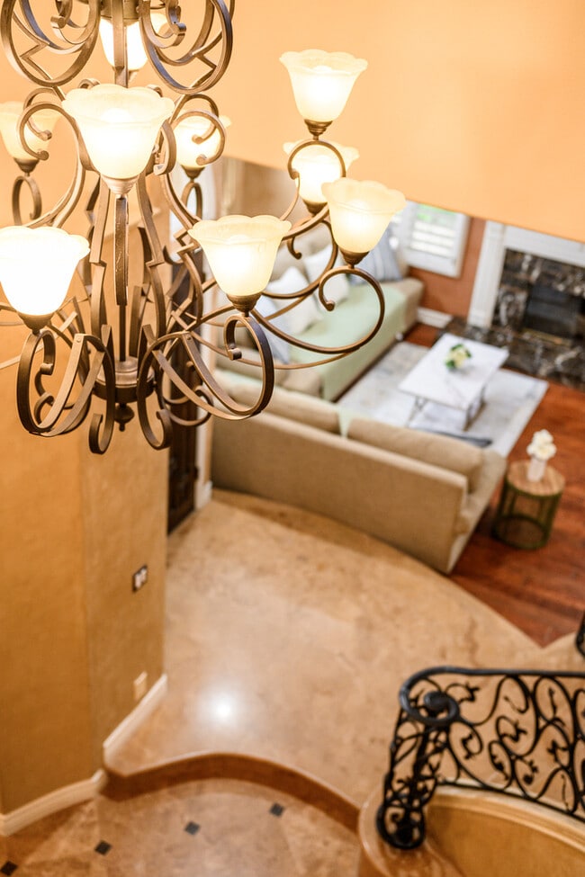 Building Photo - Elegant 5BR Furnished Estate with Pool & G...
