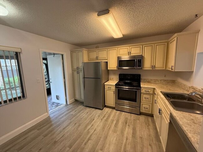 Building Photo - Gorgeous, Completely Remodeled 2/2.5 Condo in Sandlewood Creek- Winter Park!