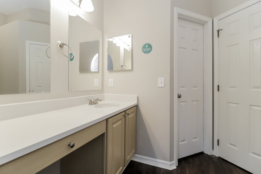 Building Photo - 10344 Little Econ St