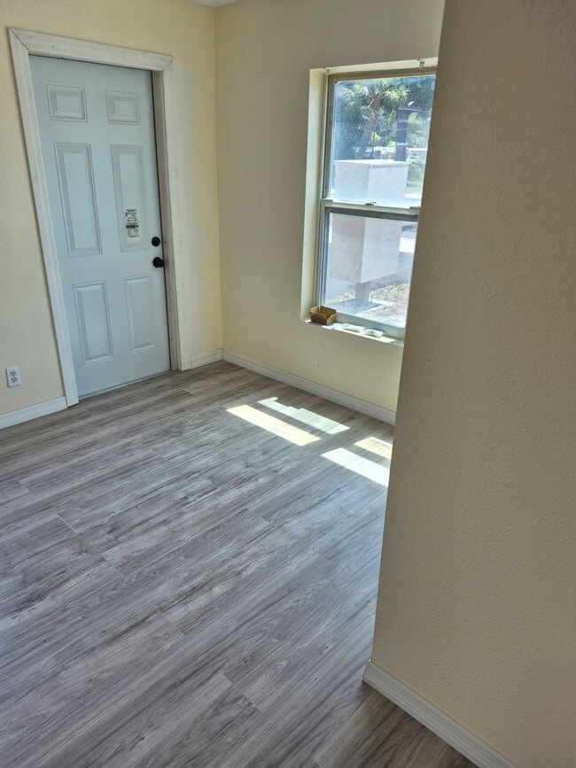 Building Photo - Updated 1 Bedroom Residence Near Downtown St. Pete