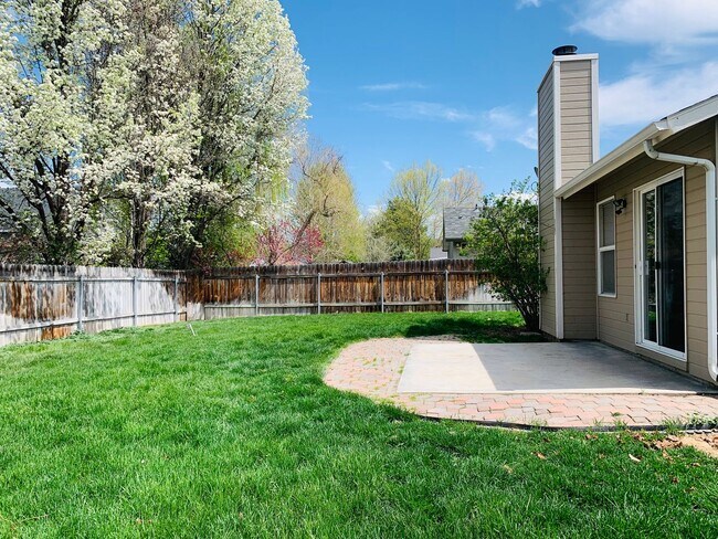 Building Photo - Great Home, Close Foothills Location
