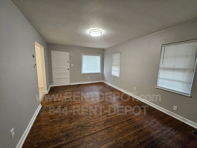 Building Photo - 1528 SE Riverside Dr