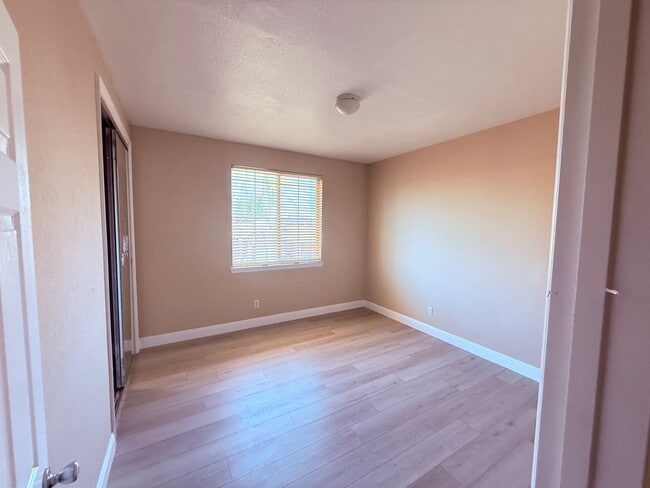 Building Photo - 2205 Maloney Dr