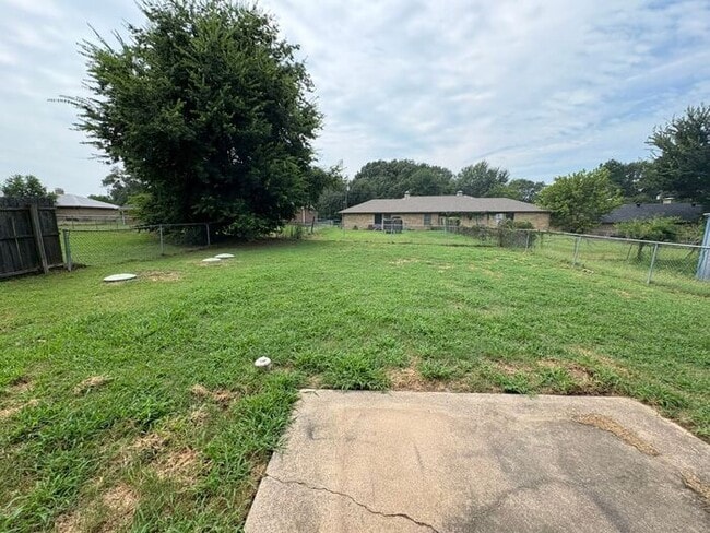 Building Photo - Available Now! Charming 2 Bed, 2 Bath Dupl...