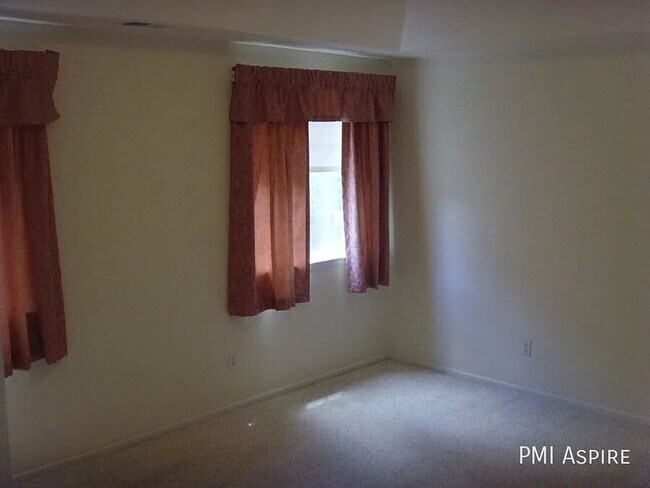 Building Photo - Beautiful 2-Bed/2-Bath Townhome in Longmont!