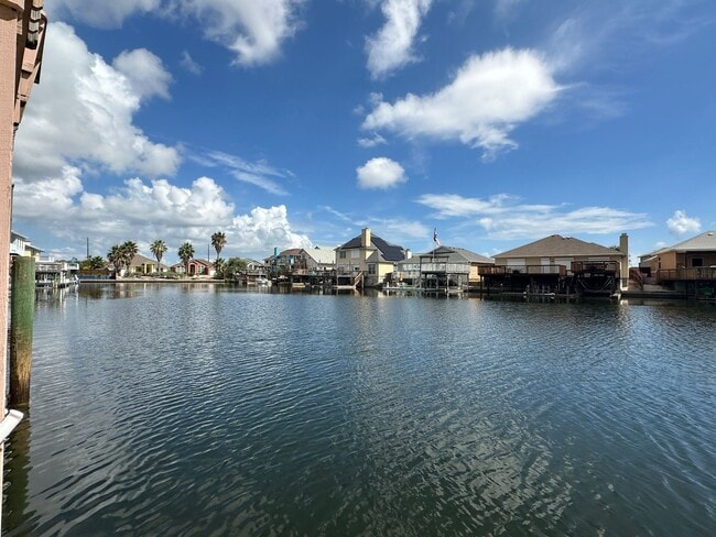 Building Photo - ISLAND LIVING!