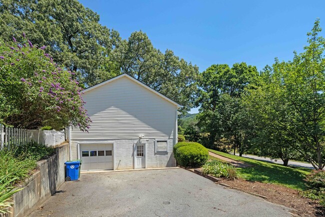 Building Photo - Great Home in Haw Creek!