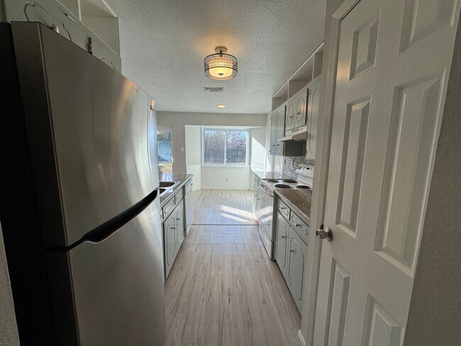 Building Photo - Spacious 3 Bdrm 2 Bath with Extra Living Space