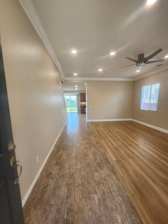 Building Photo - Luxurious 4-Bedroom View Home in Desirable...