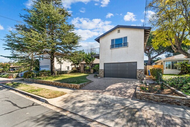 Building Photo - Lovely Del Cerro Home w/Solar and A/C