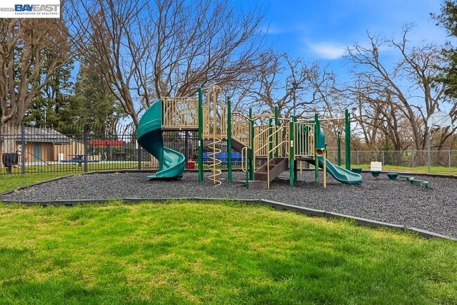 Building Photo - 2204 Segundo Ct