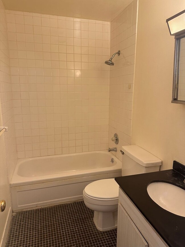 Building Photo - 2 Bedroom/ 2 bath Condo