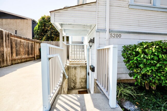 Building Photo - 5200