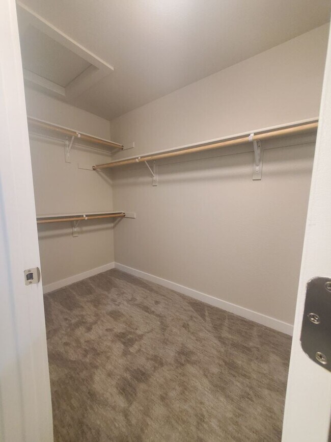 Building Photo - Updated and Very Spacious 3 Bedroom Townho...