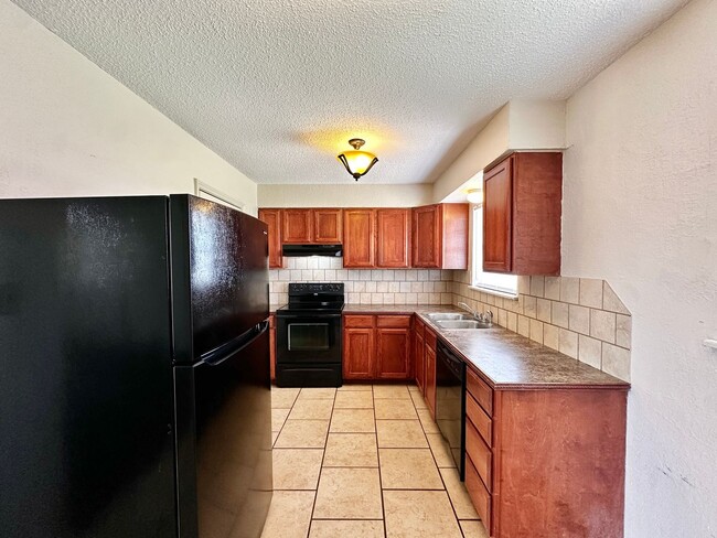 Building Photo - 3 Bedroom
